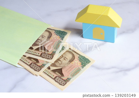 一張 10,000 日元鈔票和一棟房子 - 一張圖片展示了有人試圖用一張 10,000 日元鈔票和一棟房子來購買他們的夢想家園。 一張 10,000 日元鈔票和一棟房子 - 一張圖片展示了有人試圖用一張 10,000 日元鈔票和一棟房子來購買他們的夢想家園。 139203149