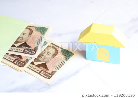 一張 10,000 日元鈔票和一棟房子 - 一張圖片展示了有人試圖用一張 10,000 日元鈔票和一棟房子來購買他們的夢想家園。 一張 10,000 日元鈔票和一棟房子 - 一張圖片展示了有人試圖用一張 10,000 日元鈔票和一棟房子來購買他們的夢想家園。 139203150