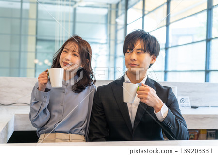 情侶在咖啡館聊天 情侶在咖啡館聊天 139203331