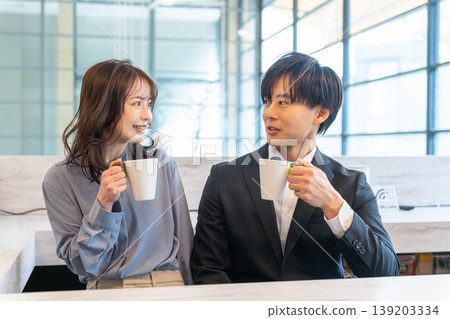 情侶在咖啡館聊天 139203334