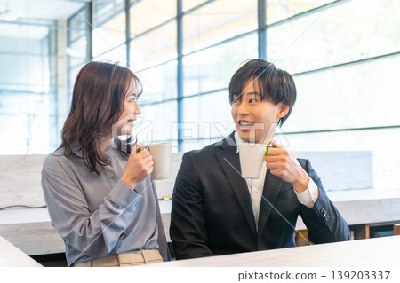 情侶在咖啡館聊天 139203337