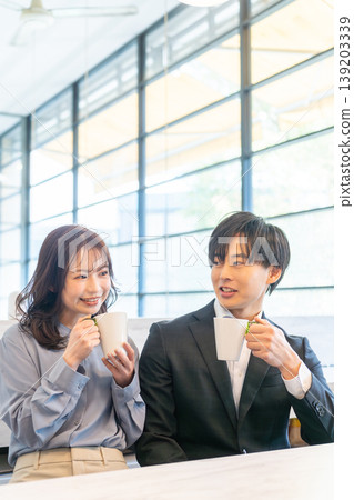 情侶在咖啡館聊天 情侶在咖啡館聊天 139203339
