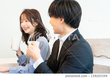 情侶在咖啡館聊天 139203344