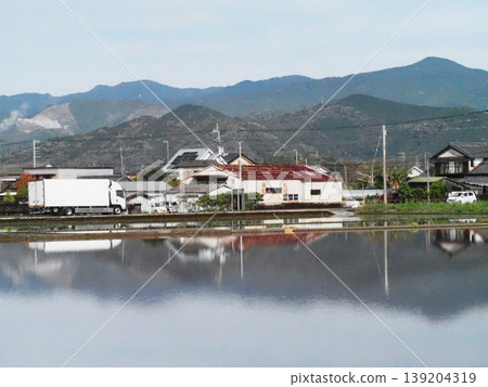 稻田被水淹沒的鄉村景色(南國廣域農業公路穿過的高知平原) 稻田被水淹沒的鄉村景色(南國廣域農業公路穿過的高知平原) 139204319