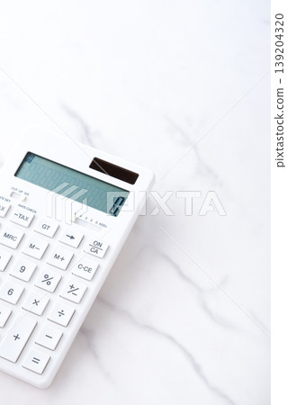 計算機 — 桌上的白色計算機 計算機 — 桌上的白色計算機 139204320