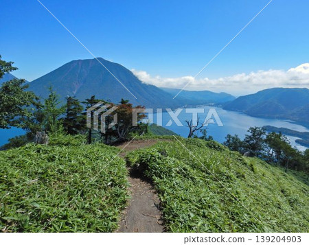 從沙山登山道眺望：男體山和中禪寺湖 139204903