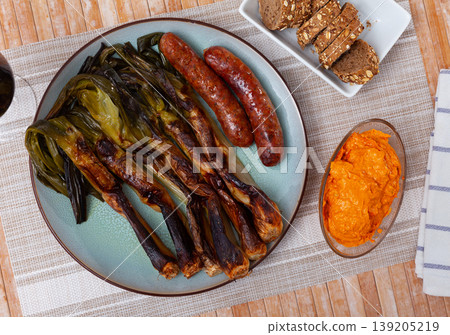 Sausages and calcot with romesco sauce, typical Catalan dish Calsot con butifarra Sausages and calcot with romesco sauce, typical Catalan dish Calsot con butifarra 139205219