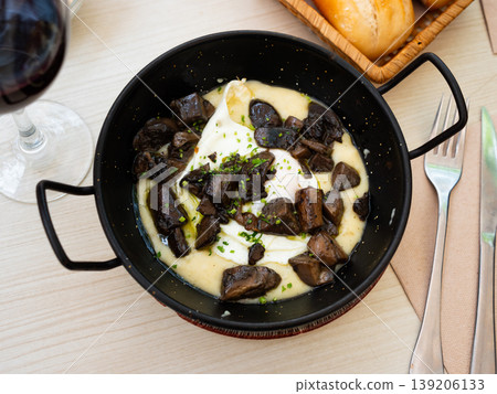 Fried egg with mushrooms and mashed potatoes parmentier 139206133