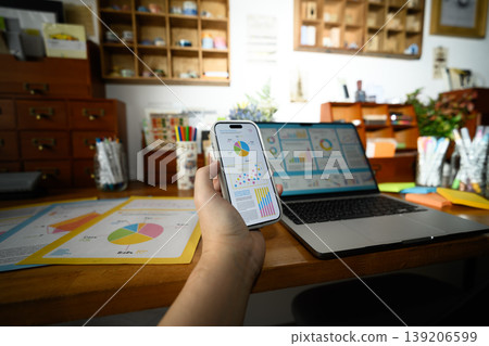 在辦公桌前使用智慧型手機和電腦 在辦公桌前使用智慧型手機和電腦 139206599