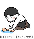 一名男員工正在擦地板 139207663
