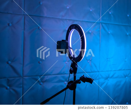 藍色環形燈和智慧型手機 藍色環形燈和智慧型手機 139207805