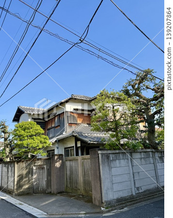 Showa-era houses remaining in the city Showa-era houses remaining in the city 139207864