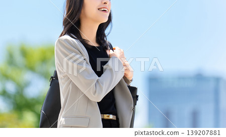 戶外行走的女性/職業女性 139207881