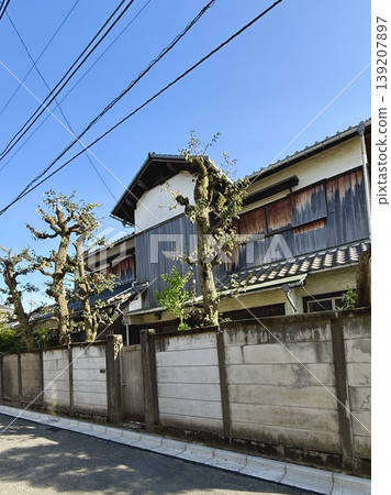 Showa-era houses remaining in the city Showa-era houses remaining in the city 139207897