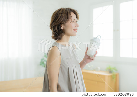 女人喝蛋白質 女人喝蛋白質 139208086