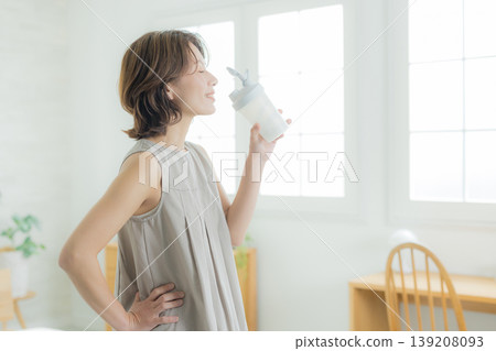 女人喝蛋白質 女人喝蛋白質 139208093