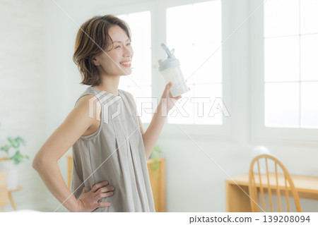 女人喝蛋白質 女人喝蛋白質 139208094