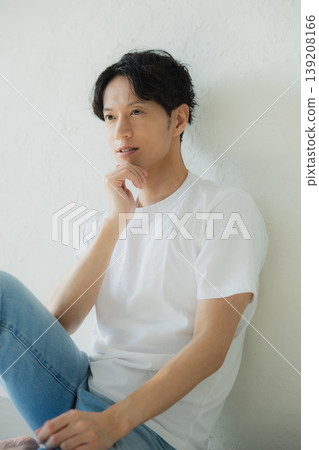 關心自己皮膚的年輕人 關心自己皮膚的年輕人 139208166