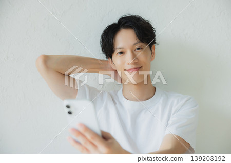 看著智能手機的男人 看著智能手機的男人 139208192