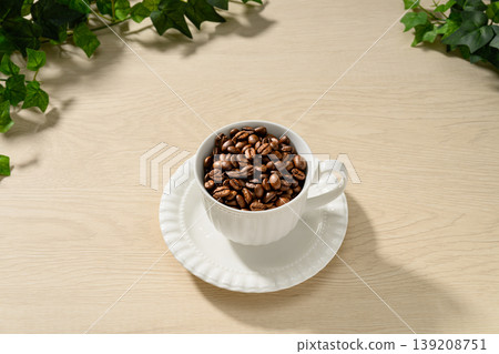 白色杯子裡的烘焙咖啡豆 139208751