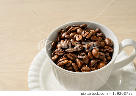 白色杯子裡的烘焙咖啡豆 139208752