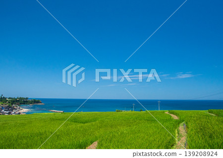 這張照片拍攝於京都府京丹後市丹後町出子,展現了沐浴在耀眼夏日陽光下的梯田。 這張照片拍攝於京都府京丹後市丹後町出子,展現了沐浴在耀眼夏日陽光下的梯田。 139208924