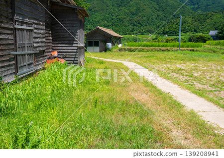 這張照片拍攝於京都府京丹後市丹後町出子,展現了沐浴在耀眼夏日陽光下的梯田。 這張照片拍攝於京都府京丹後市丹後町出子,展現了沐浴在耀眼夏日陽光下的梯田。 139208941