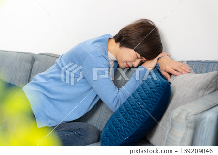 Senior women experience fatigue. 139209046