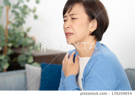 Senior women: stiff shoulders, headaches 139209054