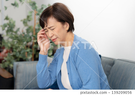 老年女性：肩膀僵硬、頭痛 139209056