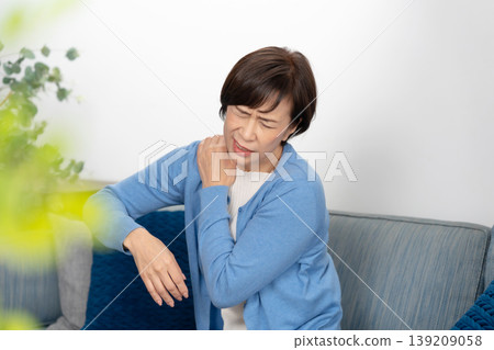 老年女性：肩膀僵硬、頭痛 139209058