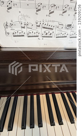 在彈奏電子鋼琴之前，先透過觀察樂譜進行練習。 139209156