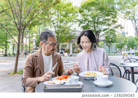一對情侶在露臺上享用午餐 139209165