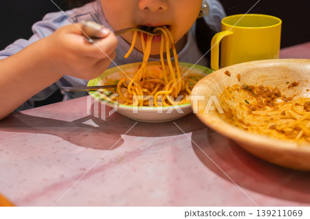 幼兒吃義大利麵 幼兒吃義大利麵 139211069