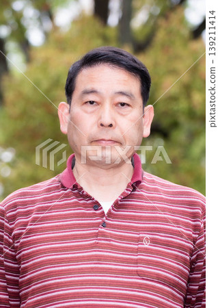 老人在公園散步 139211414