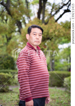 老人在公園散步 老人在公園散步 139211415