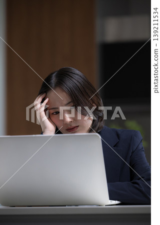 呃，這是個錯誤嗎…？職場女性因工作加班而苦惱，無法完成工作任務：工作變動、壓力與工作相關的問題。 139211534