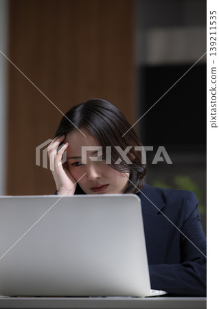 呃，這是個錯誤嗎…？職場女性因工作加班而苦惱，無法完成工作任務：工作變動、壓力與工作相關的問題。 139211535