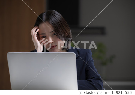 呃，這是個錯誤嗎…？職場女性因工作加班而苦惱，無法完成工作任務：工作變動、壓力與工作相關的問題。 139211536