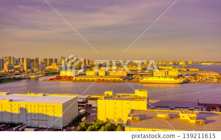 黃昏時的東京灣和有明灣城市景觀 黃昏時的東京灣和有明灣城市景觀 139211615