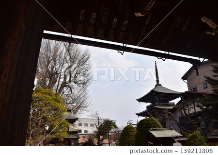 日本岐阜縣高山市－高山春季祭期間，飛驒國分寺的三重塔及其周圍的城鎮景觀 139211808