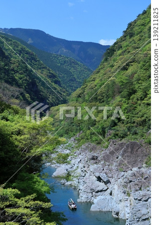 The lush greenery of Oboke Gorge and a sightseeing boat, Miyoshi City, Tokushima Prefecture The lush greenery of Oboke Gorge and a sightseeing boat, Miyoshi City, Tokushima Prefecture 139211825