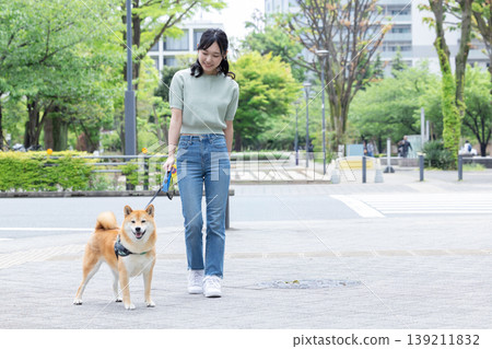 生活方式:一位女士正在遛狗 生活方式:一位女士正在遛狗 139211832
