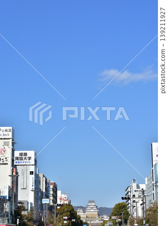 從JR姬路站前的廣場看到的姬路市景。 從JR姬路站前的廣場看到的姬路市景。 139211927