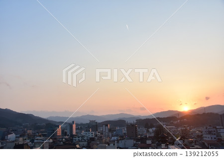 日本岐阜縣高山市-從高層建築上俯瞰城市景觀和美麗的日落,正對著市中心的三層寶塔。 日本岐阜縣高山市-從高層建築上俯瞰城市景觀和美麗的日落,正對著市中心的三層寶塔。 139212055