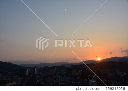 日本岐阜縣高山市-從高層建築上俯瞰城市景觀和美麗的日落,正對著市中心的三層寶塔。 日本岐阜縣高山市-從高層建築上俯瞰城市景觀和美麗的日落,正對著市中心的三層寶塔。 139212056