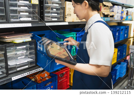 Business setting: Women working in supermarkets Business setting: Women working in supermarkets 139212115