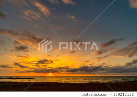 The horizon of the Sea of Japan bathed in the colors of the sunset, and the scenery of the setting sun. The horizon of the Sea of Japan bathed in the colors of the sunset, and the scenery of the setting sun. 139212138
