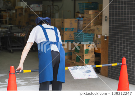 Business setting: Women working in supermarkets 139212247