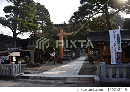 日本岐阜縣高山市櫻山八幡宮和美麗的日出。這是春季高山祭期間的清晨景象。 139212449